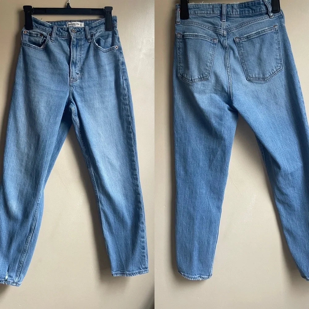 Abercrombie and Fitch The Mom High Rise Jeans Size 0R medium wash